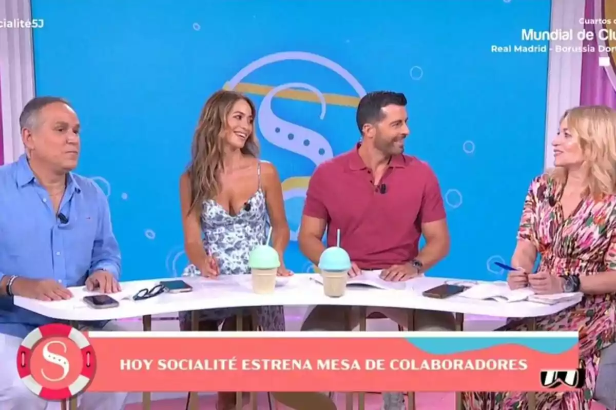 Aurelio Manzano, María Verdoy, Antonio Santana y Almudena del Pozo sentadas en una mesa de un programa de televisión con fondo azul y un letrero que anuncia el estreno de una nueva mesa de colaboradores en Socialité Aurelio Manzano, María Verdoy, Antonio Santana y Almudena del Pozo sentadas en una mesa de un programa de televisión con fondo azul y un letrero que anuncia el estreno de una nueva mesa de colaboradores en Socialité