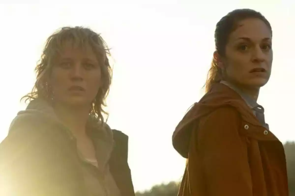 Meritxell Calvo y Raquel Ferri miran hacia el horizonte con expresiones de preocupación mientras la luz del sol las ilumina desde atrás en Delta