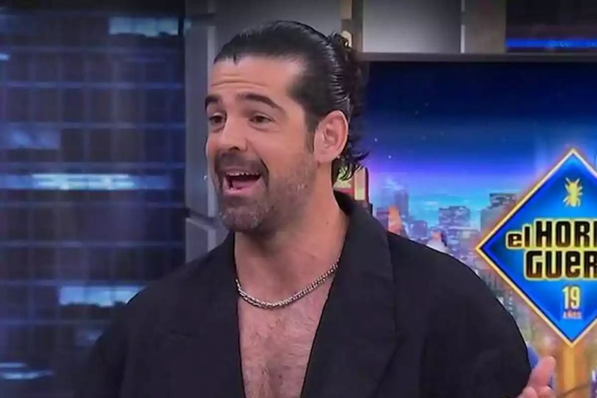 Miguel Ángel Muñoz de cabell fosc recollit i barba parlant en un plató de televisió amb el logotip d’El Hormiguero al fons Miguel Ángel Muñoz de cabell fosc recollit i barba parlant en un plató de televisió amb el logotip d’El Hormiguero al fons