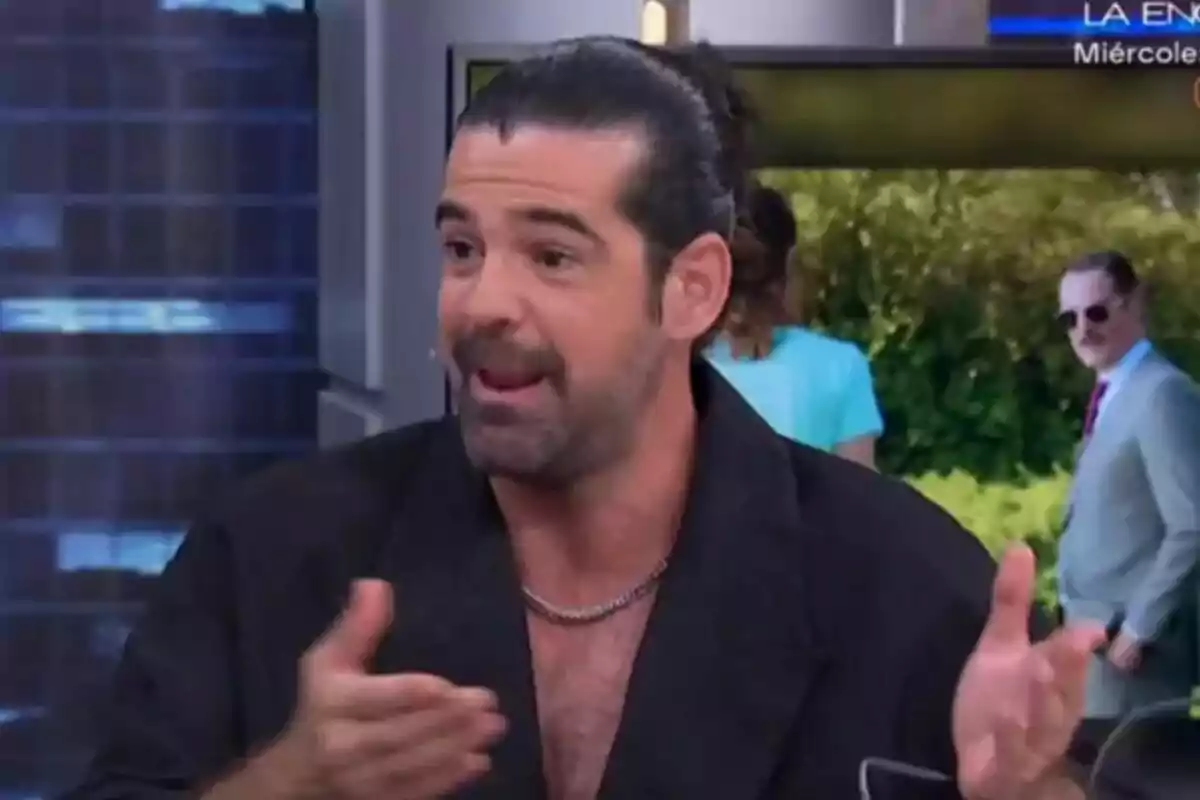 Miguel Ángel Muñoz de cabell fosc recollit i barba parlant gesticulant amb les mans en un plató d’El Hormiguero.