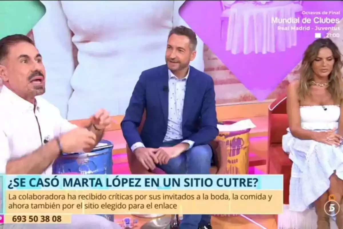 Miguel Ángel Nicolás, Frank Blanco i Marta López a Tardear conversen en un plató colorit mentre a la pantalla apareix un titular sobre crítiques al casament de Marta López. Miguel Ángel Nicolás, Frank Blanco i Marta López a Tardear conversen en un plató colorit mentre a la pantalla apareix un titular sobre crítiques al casament de Marta López.