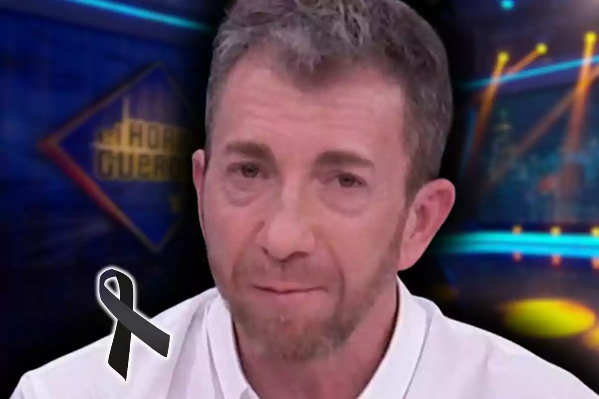 Montaje de fotos de Pablo Motos con expresión seria en un estudio de televisión con un lazo negro en señal de luto en la esquina de la imagen.
