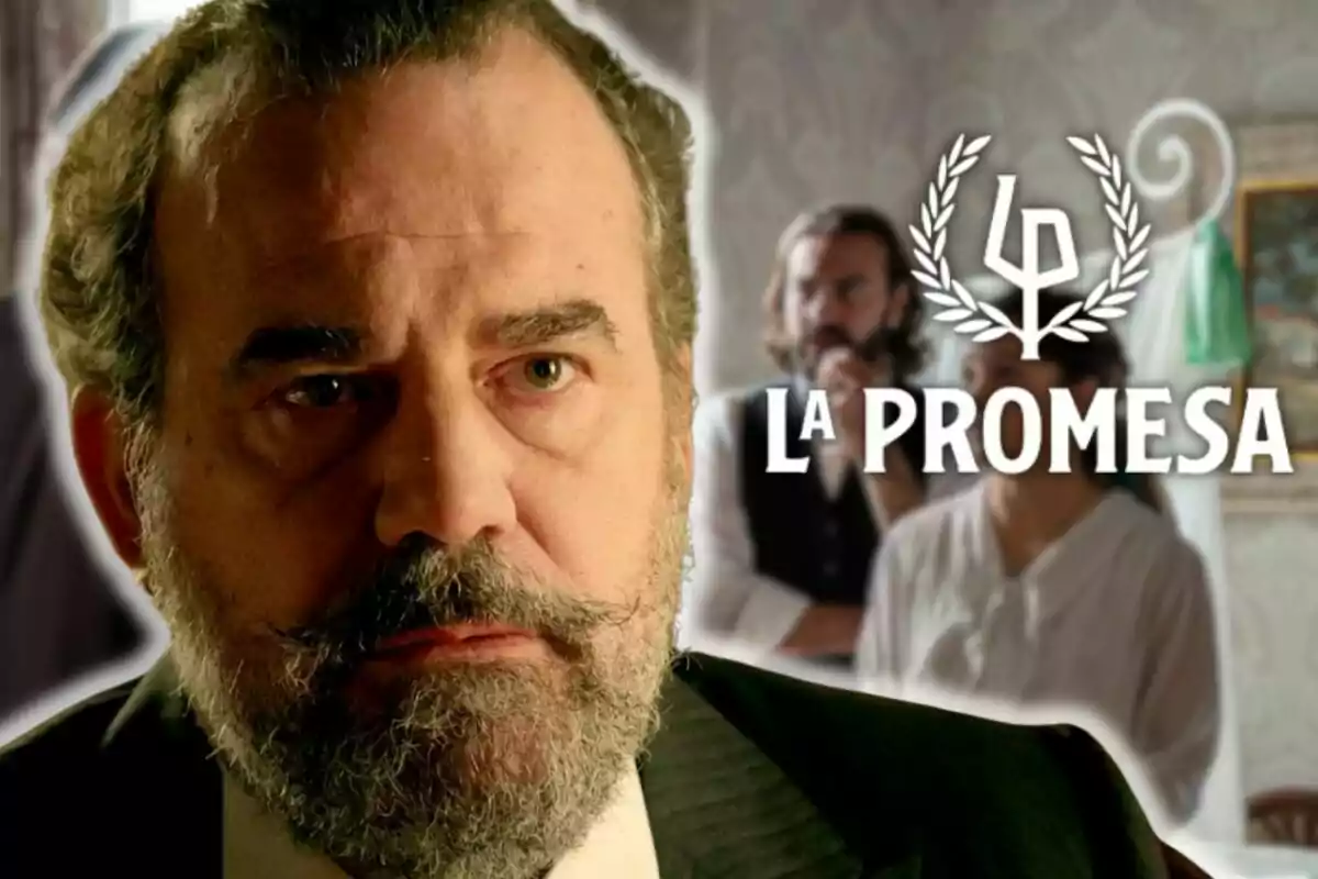 Manuel Regueiro amb barba i expressió seriosa, al fons es veuen dues persones desenfocades i el logotip de la sèrie La Promesa