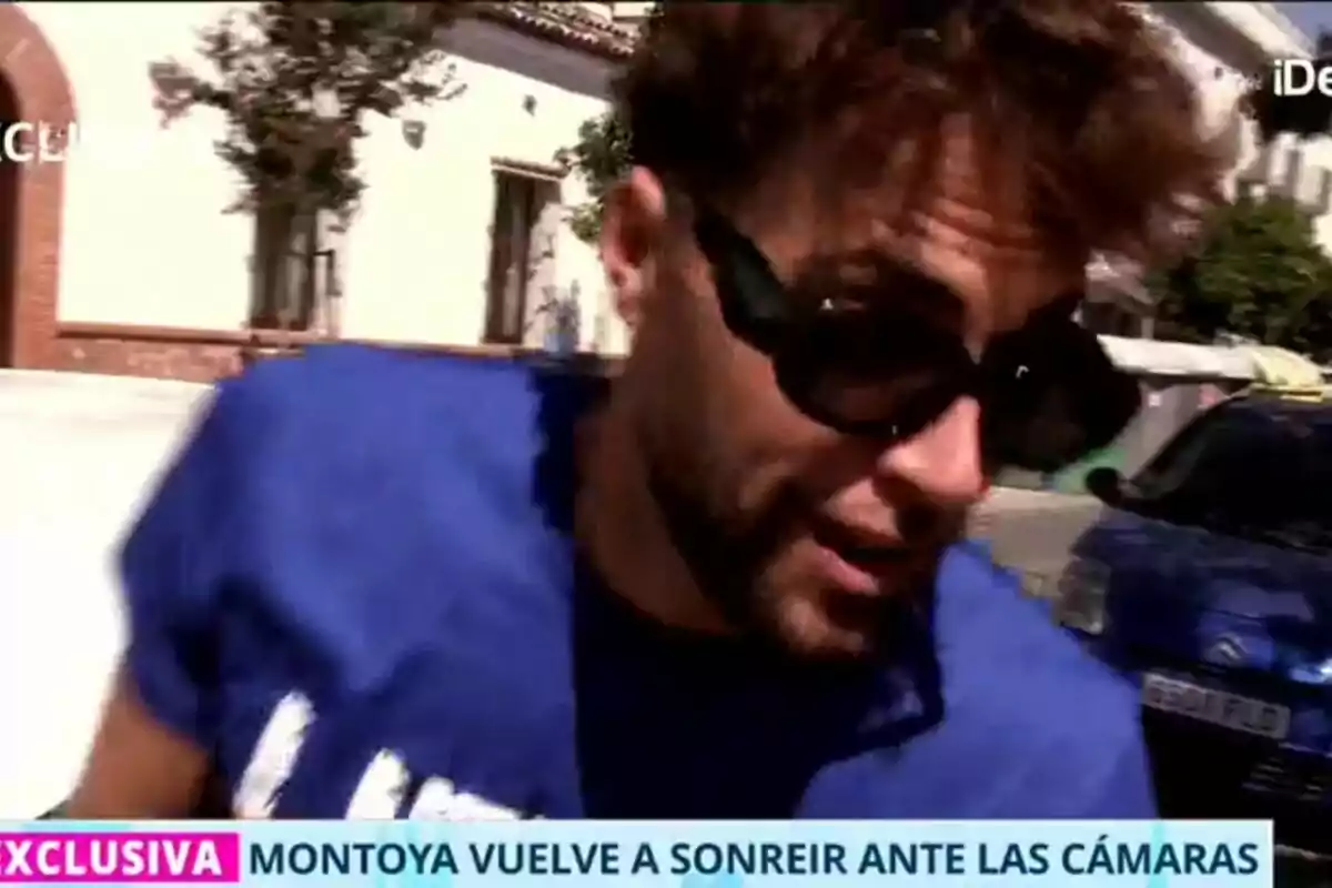 Montoya amb ulleres de sol i samarreta blava somrient a l’aire lliure amb un cotxe blau i una casa al fons a Tardear. Montoya amb ulleres de sol i samarreta blava somrient a l’aire lliure amb un cotxe blau i una casa al fons a Tardear.