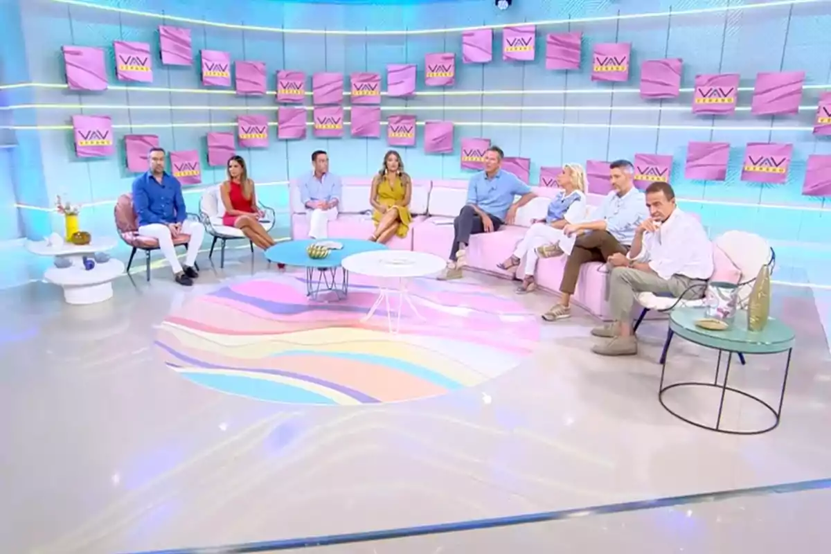 Un grup de persones assegudes en un plató de televisió modern que pertany a 'Vamos a Ver', amb decoració en tons pastel i diversos rètols a la paret.