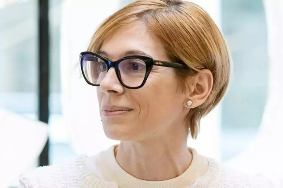 Rosa Romà de cabell curt i ros amb ulleres grans i jersei clar mirant cap a un costat