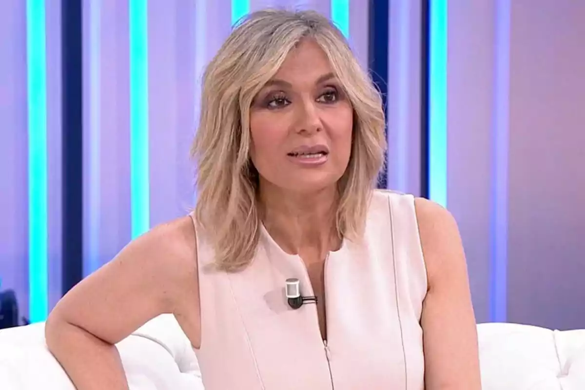 Sandra Golpe rossa amb cabell solt i vestit clar asseguda en un sofà blanc en un plató de Y ahora Sonsoles amb llums blaves de fons Sandra Golpe rossa amb cabell solt i vestit clar asseguda en un sofà blanc en un plató de Y ahora Sonsoles amb llums blaves de fons