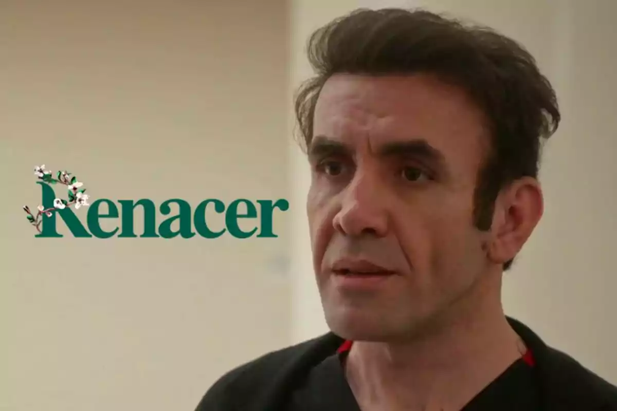 Timur de cabello oscuro con expresión seria y la palabra Renacer decorada con flores a la izquierda sobre fondo beige