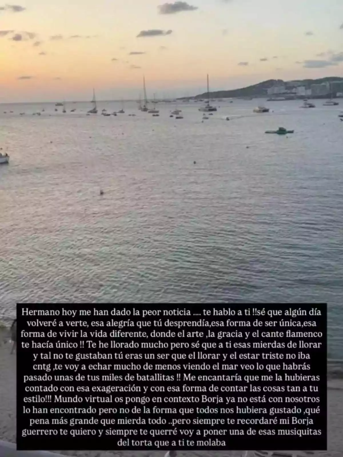 Story d’Alejandro Nieto sobre una posta de sol a la platja amb diversos velers al mar i un missatge emotiu de comiat en memòria d’un ésser estimat, escrit en un requadre negre a la part inferior de la imatge. Story d’Alejandro Nieto sobre una posta de sol a la platja amb diversos velers al mar i un missatge emotiu de comiat en memòria d’un ésser estimat, escrit en un requadre negre a la part inferior de la imatge.