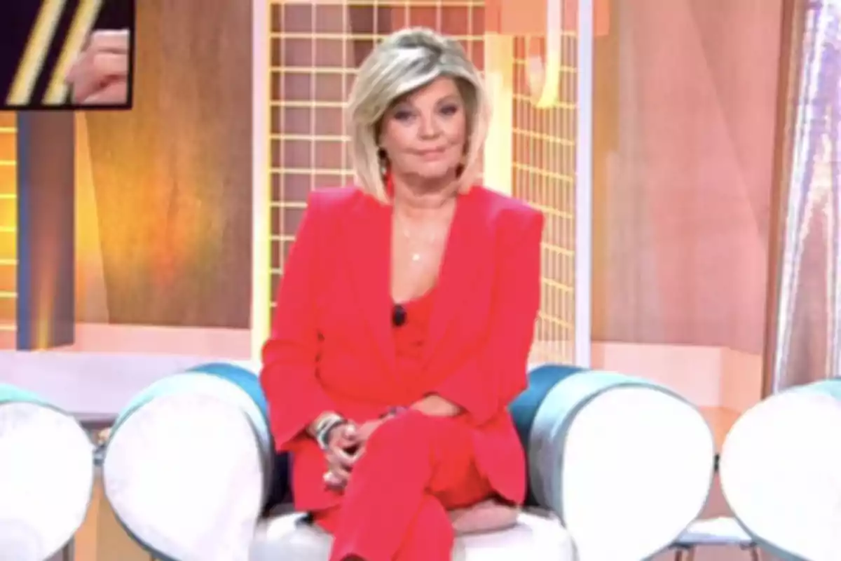 Terelu Campos asseguda en un plató de televisió vestint un vestit vermell