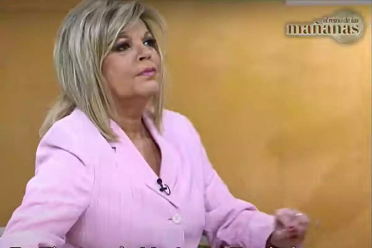Terelu Campos rossa amb jaqueta rosa asseguda en un plató de televisió amb fons groc i el logotip d’un programa a la cantonada superior dreta a la sèrie Superestar Terelu Campos rossa amb jaqueta rosa asseguda en un plató de televisió amb fons groc i el logotip d’un programa a la cantonada superior dreta a la sèrie Superestar