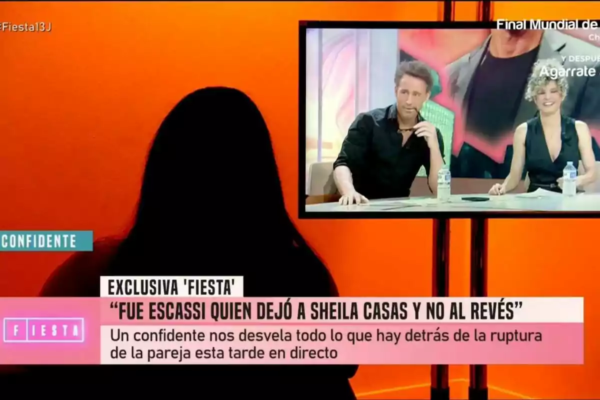Persona en silueta sent entrevistada en una festa amb Álvaro Muñoz Escassi i Sheila Casas visibles en una pantalla i un fons taronja Persona en silueta sent entrevistada en una festa amb Álvaro Muñoz Escassi i Sheila Casas visibles en una pantalla i un fons taronja