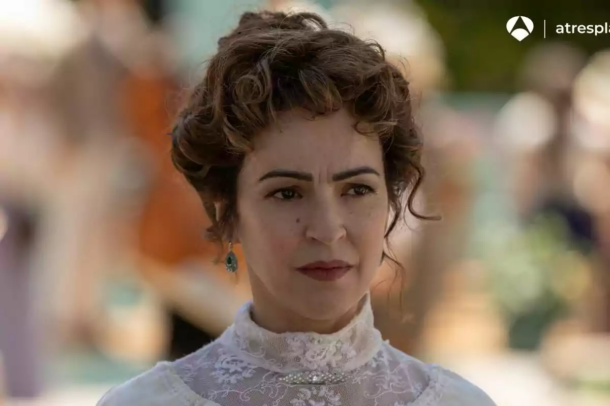 Verónica Sánchez amb expressió seriosa vestida amb roba d’època i fons desenfocat a Les filles de la dida