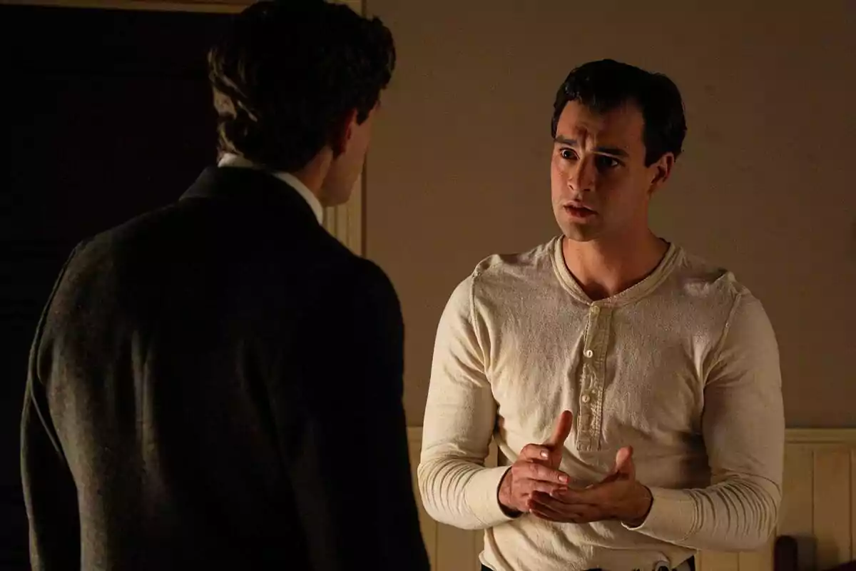 Xavi Lock i Enrique Fortún conversen en una habitació amb expressió seriosa, un d’ells porta una samarreta clara i gesticula amb les mans mentre l’altre està d’esquena a La Promesa. Xavi Lock i Enrique Fortún conversen en una habitació amb expressió seriosa, un d’ells porta una samarreta clara i gesticula amb les mans mentre l’altre està d’esquena a La Promesa.