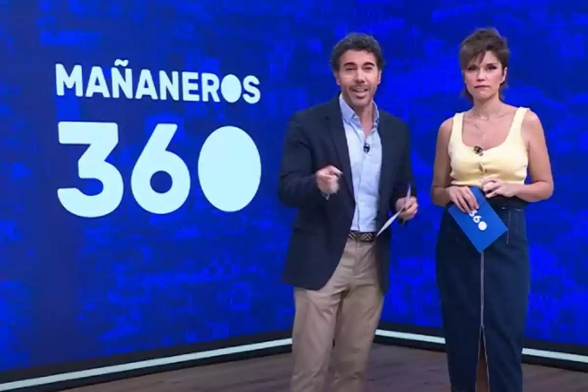 Alberto Herrera y Miriam Moreno están de pie en un set con fondo azul donde se lee Mañaneros 360 Alberto Herrera y Miriam Moreno están de pie en un set con fondo azul donde se lee Mañaneros 360