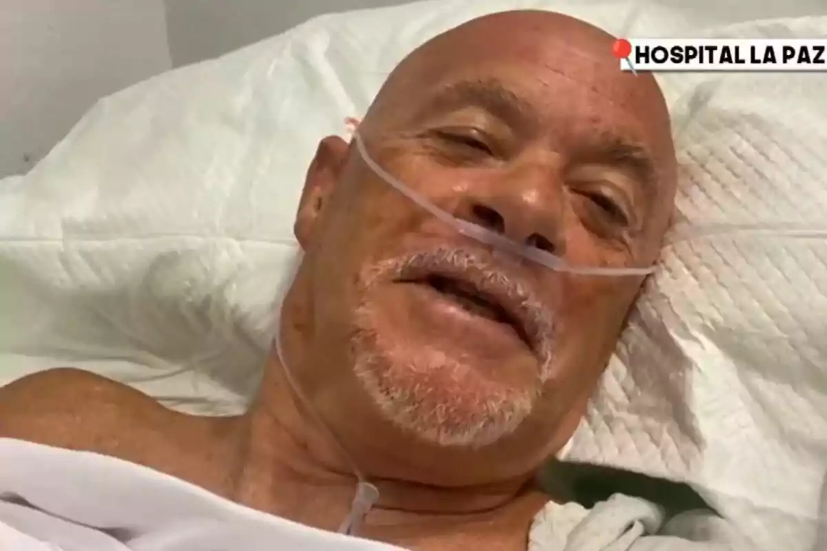 Alfredo Duro més gran estirat en un llit d’hospital amb bigoti d’oxigen i expressió tranquil·la