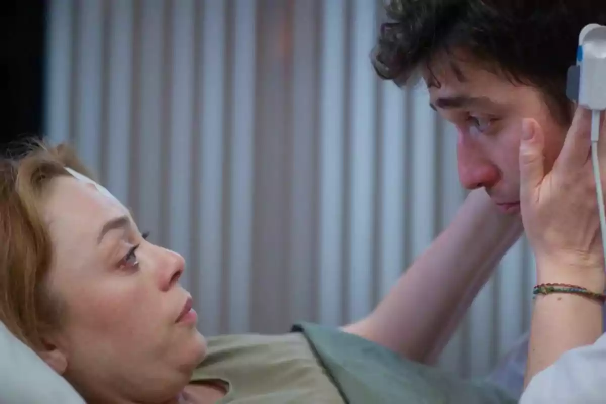 Bahar estirada en un llit d’hospital sosté el rostre d’Uras mentre tots dos es miren amb una expressió seriosa i emotiva a Renéixer. Bahar estirada en un llit d’hospital sosté el rostre d’Uras mentre tots dos es miren amb una expressió seriosa i emotiva a Renéixer.