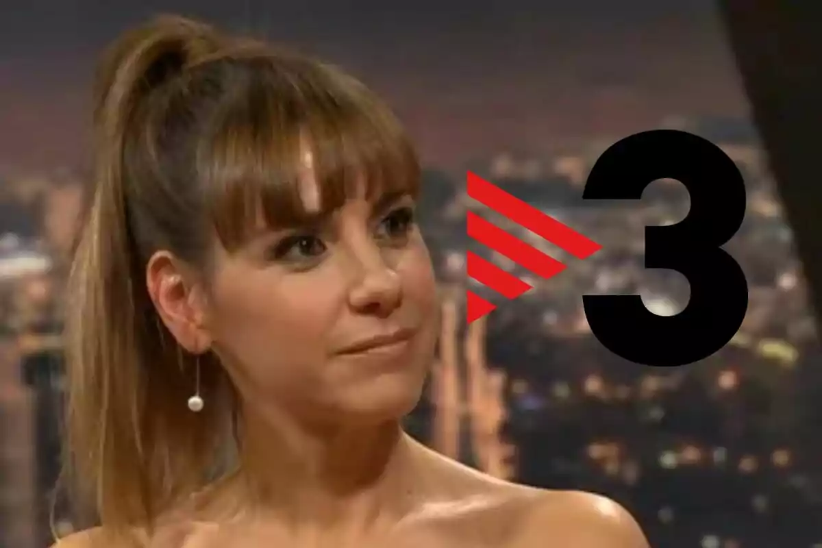 Bibiana Ballbè de cabello castaño claro con flequillo y coleta alta, lleva un pendiente de perla y está en un estudio de televisión con el logo de TV3 en grande a su lado.