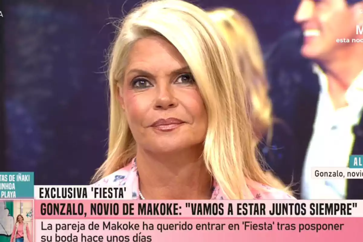 Makoke con expresión seria en un programa de televisión con titulares sobre una exclusiva de su pareja y su boda pospuesta Makoke con expresión seria en un programa de televisión con titulares sobre una exclusiva de su pareja y su boda pospuesta