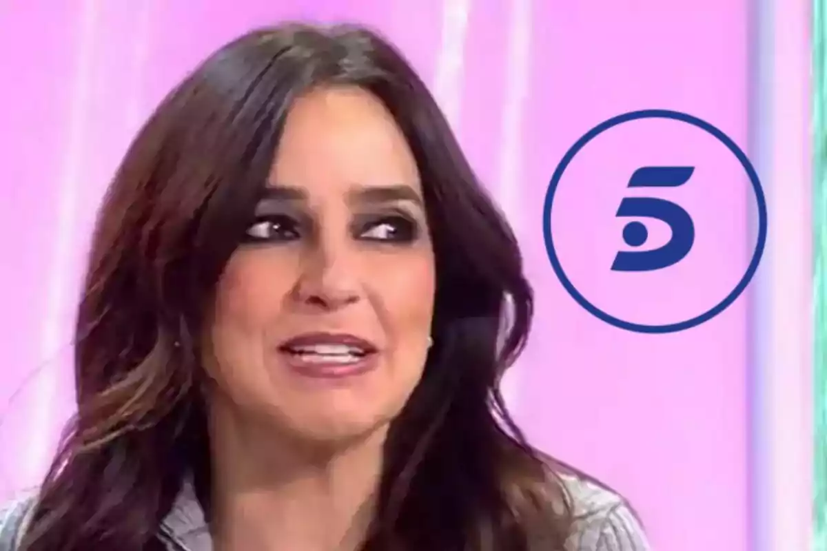 Carmen Acayde de cabell castany somriu davant d’un fons rosa amb el logotip de Telecinco al seu costat