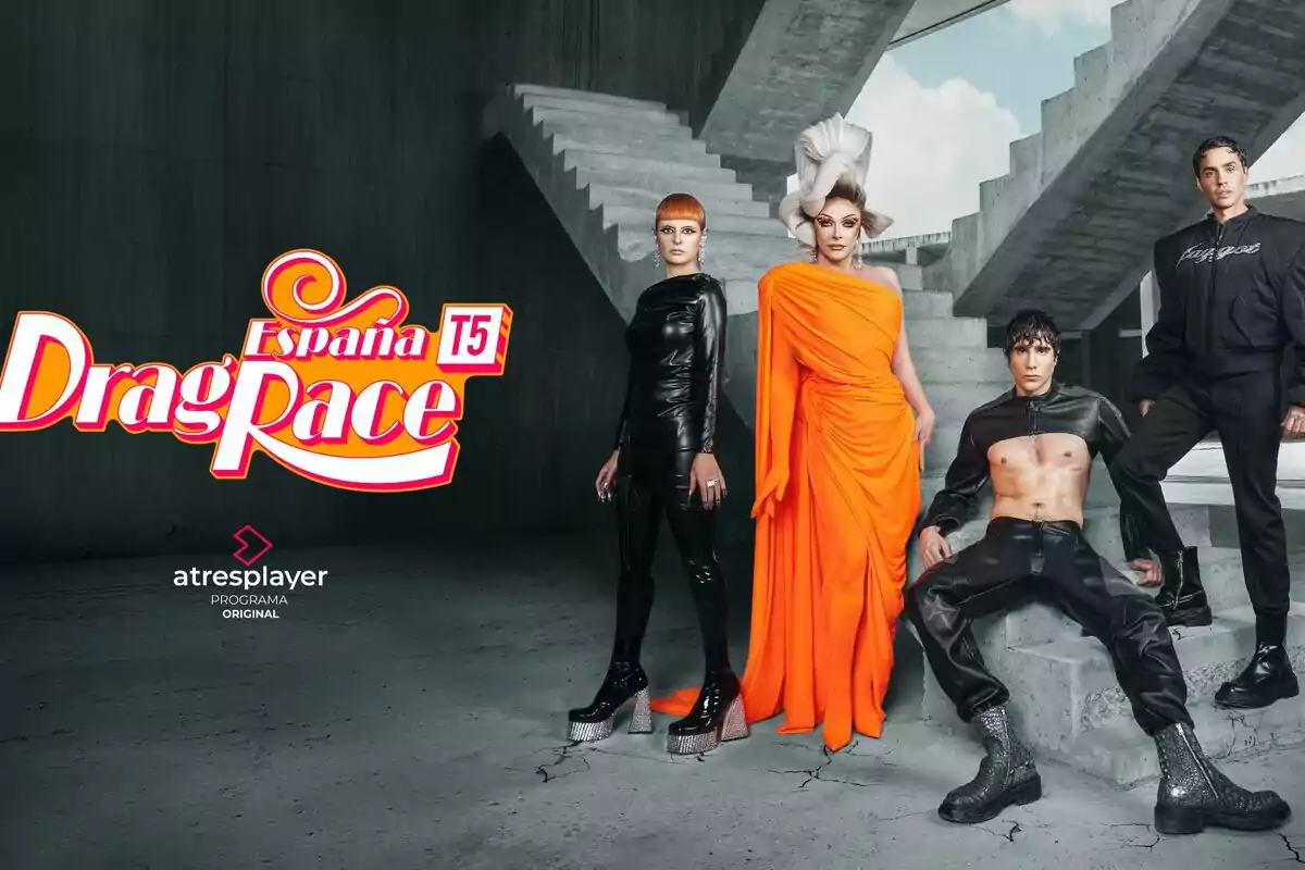 Supremme de Luxe, Javier Ambrossi, Javier Calvo y Ana Locking posan con atuendos llamativos y modernos frente a una escalera de concreto, junto al logo de Drag Race España T5 y el logotipo de atresplayer