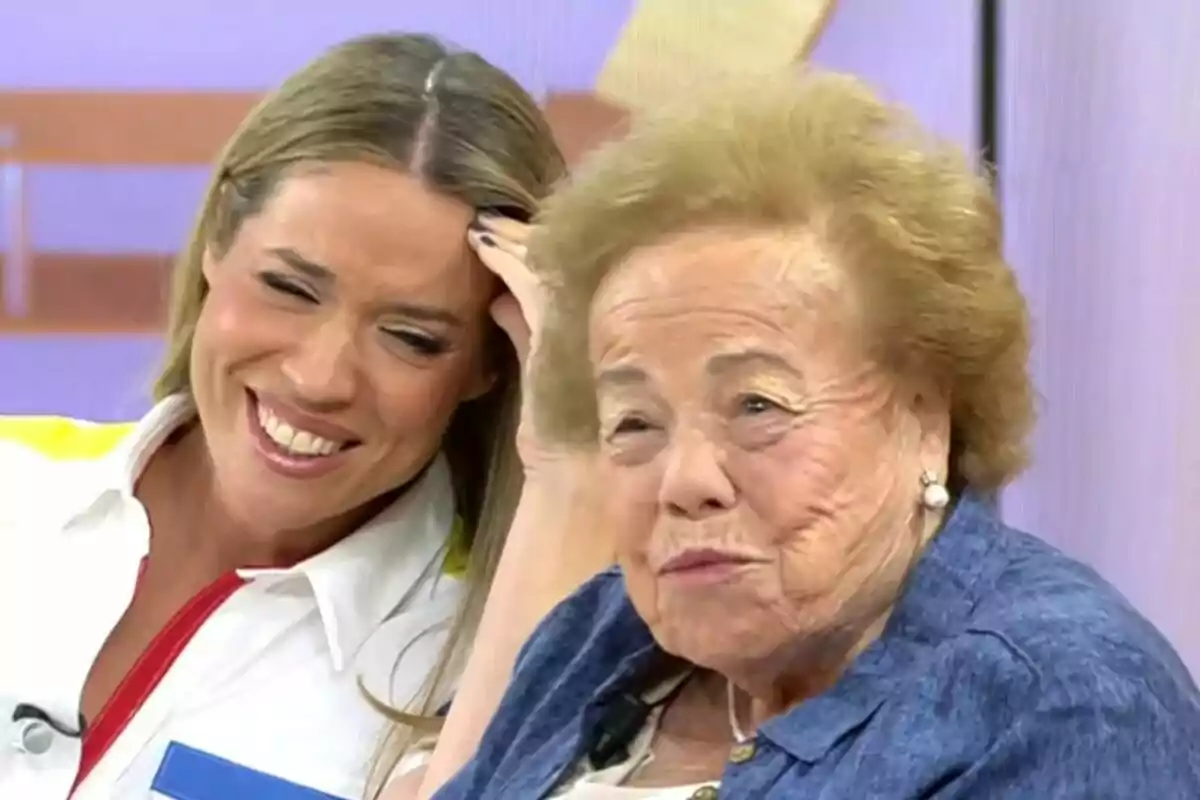 Cristina Lasvignes y una invitada sonríen sentadas en un set de El diario de jorge, una de ellas parece reír mientras la otra muestra una expresión tranquila