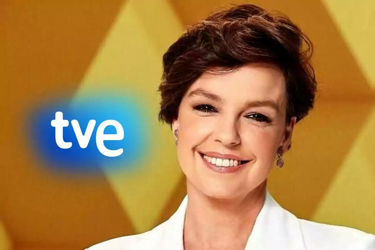 Cristina Villanueva somrient amb cabell curt i fons groc al costat del logotip de TVE.