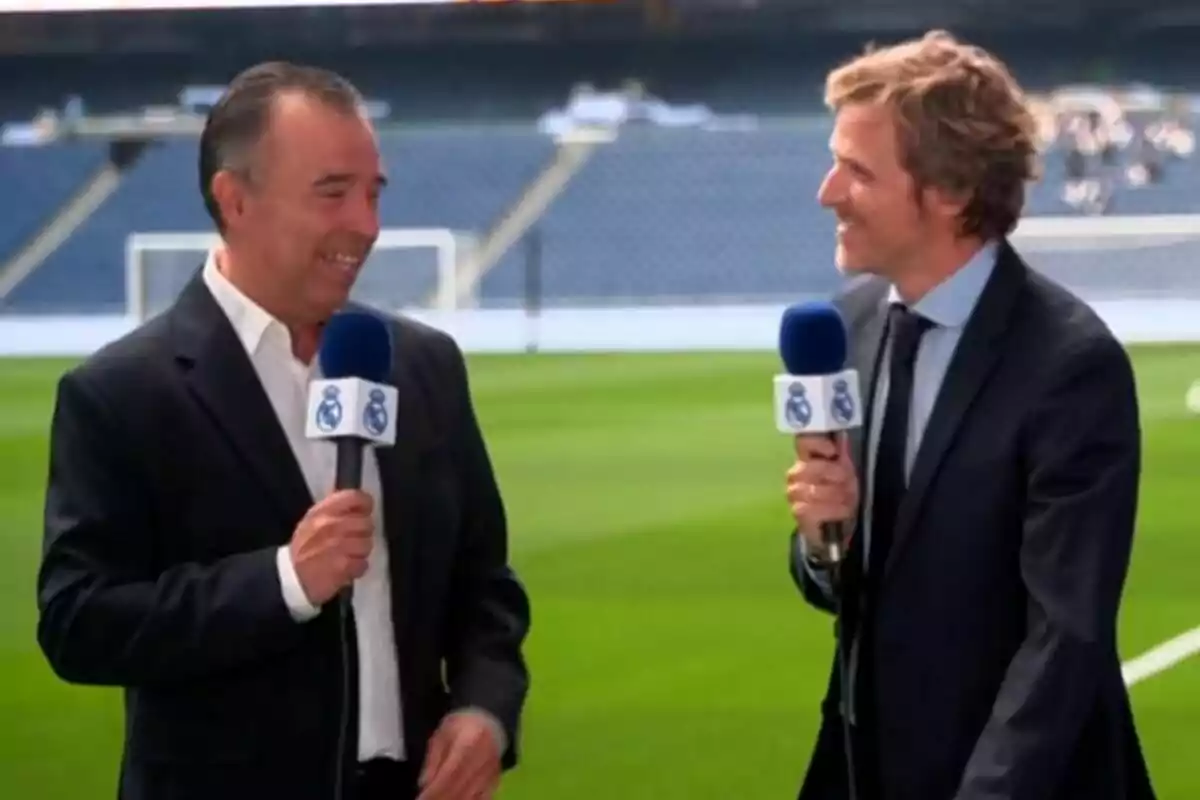 José Antonio Luque y Álvaro de la lama con micrófonos conversan en el campo de un estadio de fútbol José Antonio Luque y Álvaro de la lama con micrófonos conversan en el campo de un estadio de fútbol
