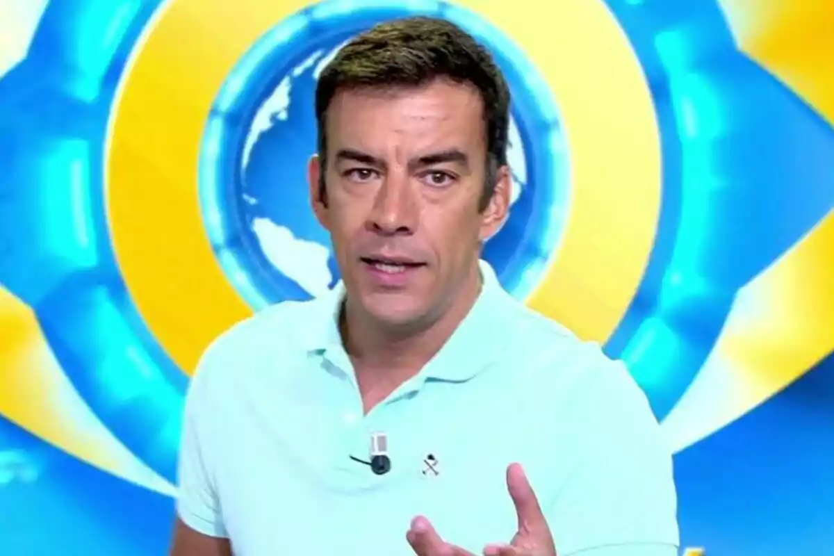 José Luis Vidal de cabell curt i camisa celeste parlant davant d’una pantalla amb gràfics circulars blaus i grocs a La mirada crítica