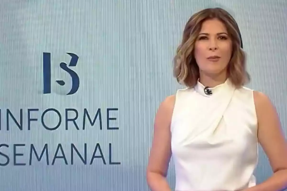 Lara Siscar con cabello corto y ondulado, vestida de blanco, de pie junto a un fondo que muestra el logotipo y el texto Informe Semanal
