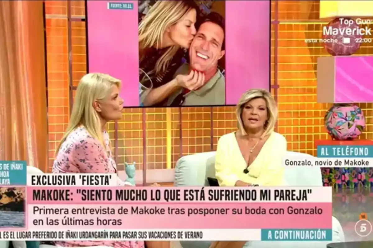 Makoke y Terelu Campos conversan en un programa de televisión con un gran cartel informativo sobre una entrevista exclusiva y una imagen de una pareja sonriente en la pantalla de fondo Makoke y Terelu Campos conversan en un programa de televisión con un gran cartel informativo sobre una entrevista exclusiva y una imagen de una pareja sonriente en la pantalla de fondo