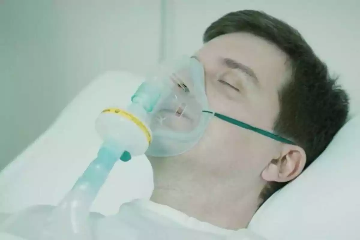 Marc Giró acostado en una cama de hospital usando una mascarilla de oxígeno en la promo de Late Xou