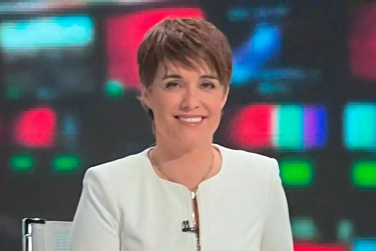 Marta Solano de cabello corto y castaño sonríe mientras está sentada en un estudio de televisión del Canal 24 horas con pantallas coloridas desenfocadas al fondo Marta Solano de cabello corto y castaño sonríe mientras está sentada en un estudio de televisión del Canal 24 horas con pantallas coloridas desenfocadas al fondo