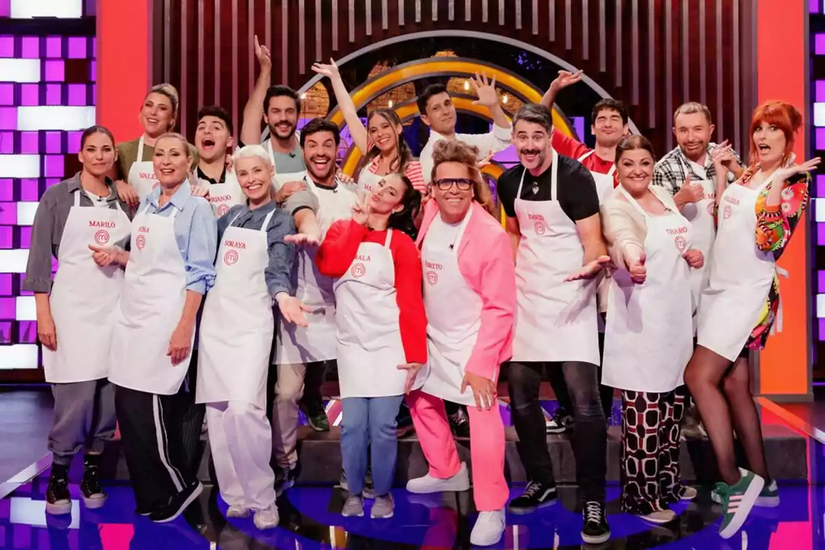 Grup de concursants somrients posant junts en un plató de televisió amb davantals blancs de MasterChef Celebrity i fons acolorit: Valeria Ros, José Manuel Parada, Juanjo Bona, Soraya Arnelas, Alejo Sauras, Rosa Benito, Miguel Torres, Mala Rodriguez, Quique Torito, Mariló Montero, Necko Vidal, Masi, Charo Reina, David Amor, Valeria Vegas i Jorge Luengo