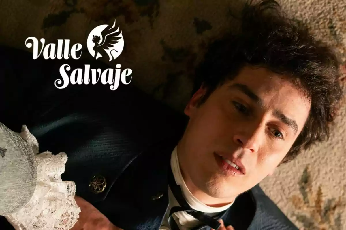 Nacho Olaizabal joven de cabello oscuro recostado en el suelo con expresión seria, vestido con ropa de época y el logo de Valle Salvaje en la esquina superior izquierda