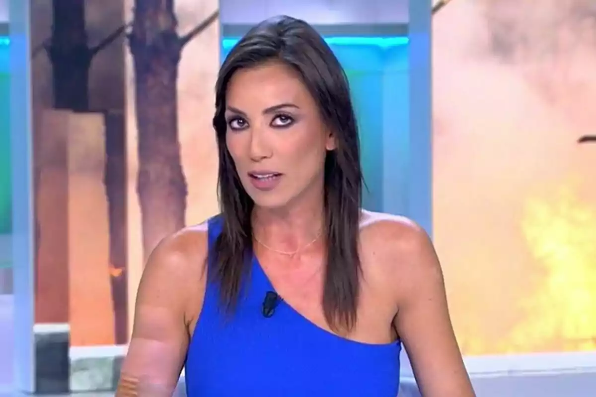 Patricia Pardo amb cabell llis i fosc portant un vestit blau d’un sol tirant a Vamos a ver Patricia Pardo amb cabell llis i fosc portant un vestit blau d’un sol tirant a Vamos a ver