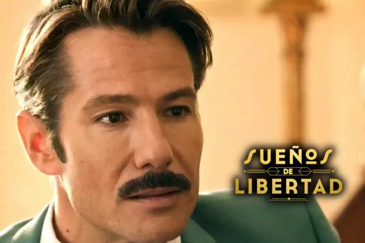 Primer pla de l’actor Alejandro Albarracín amb bigoti i expressió seriosa al costat del logotip de la sèrie 'Sueños de Libertad'.