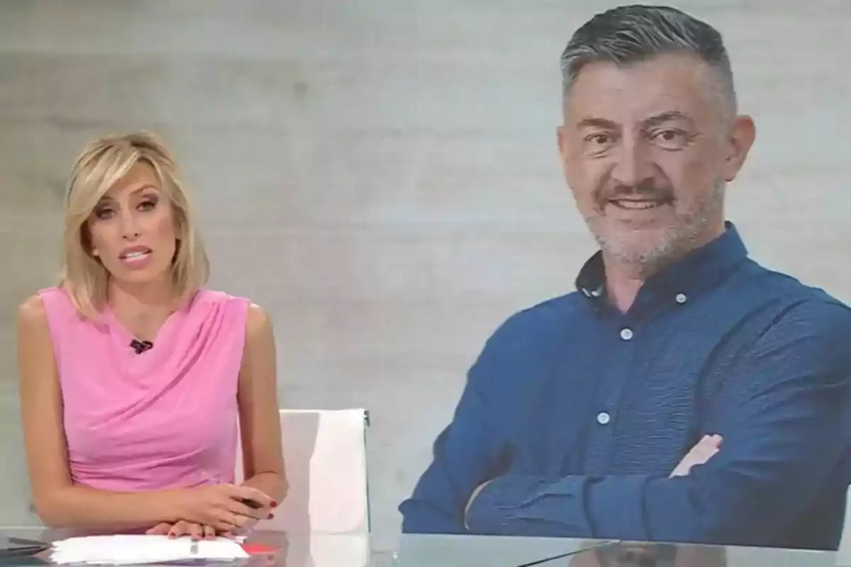Presentadora de notícies amb vestit rosa asseguda en un escriptori al costat de la imatge de Ricardo Medina, de cabells canosos i barba, amb camisa blava en una pantalla de fons. Presentadora de notícies amb vestit rosa asseguda en un escriptori al costat de la imatge de Ricardo Medina, de cabells canosos i barba, amb camisa blava en una pantalla de fons.