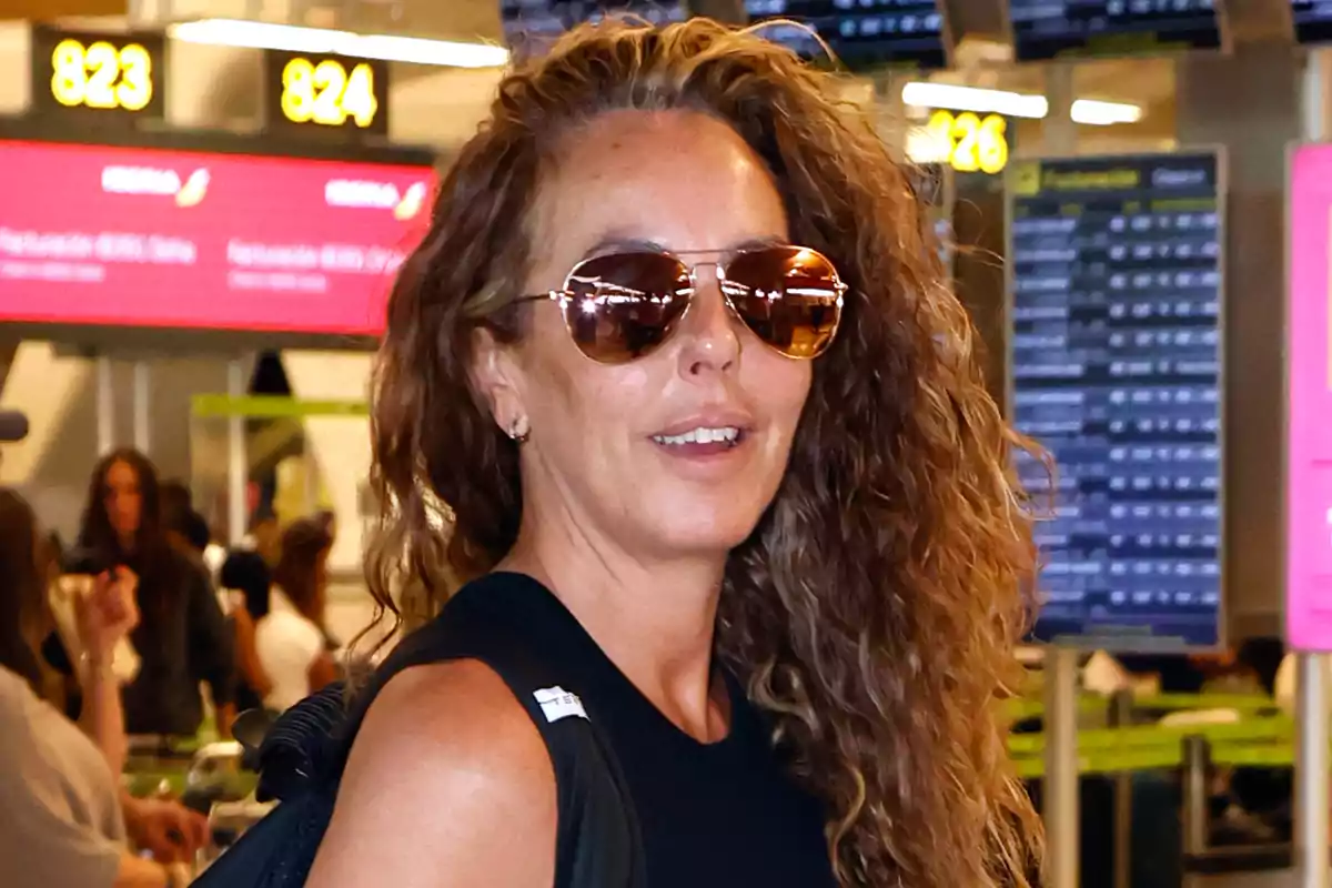 Rocío Carrasco con gafas de sol y cabello rizado en un aeropuerto