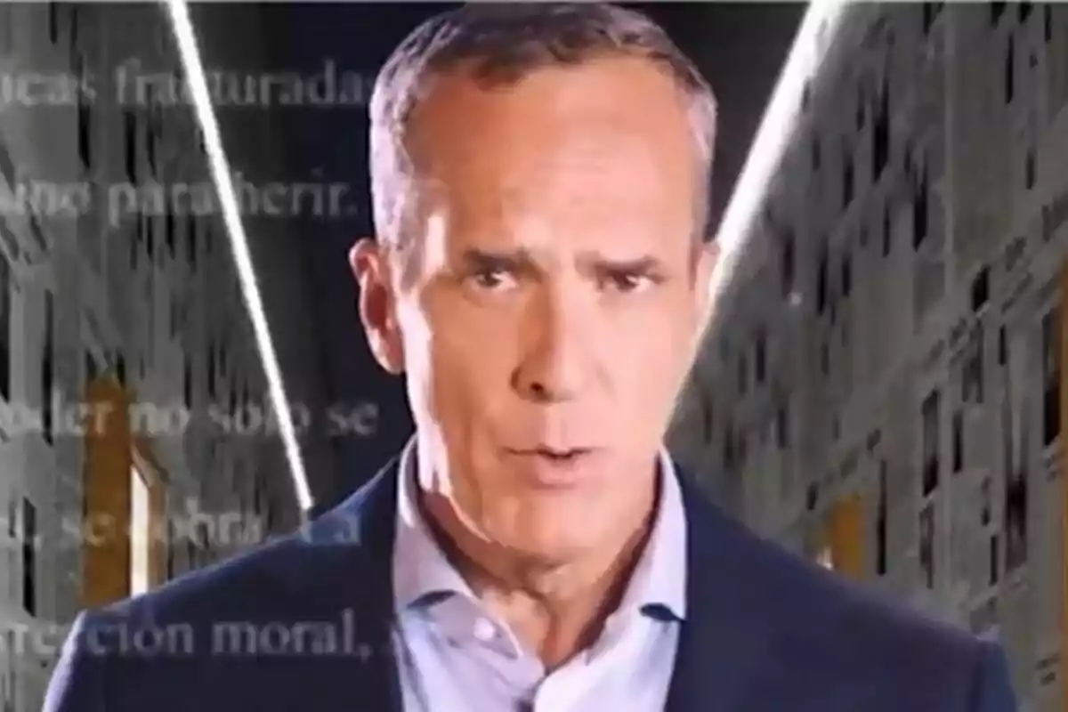 Santi Acosta de cabello corto y canoso con expresión seria, vistiendo saco azul y camisa clara, al frente de un fondo urbano con letras borrosas superpuestas en El precio de...