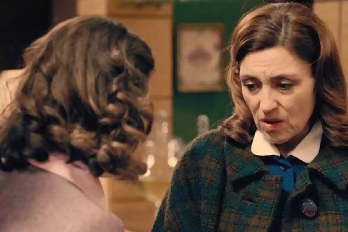 Manuela y Claudia conversan en un ambiente interior, una de ellas parece preocupada. Captura de 'Sueños de libertad'