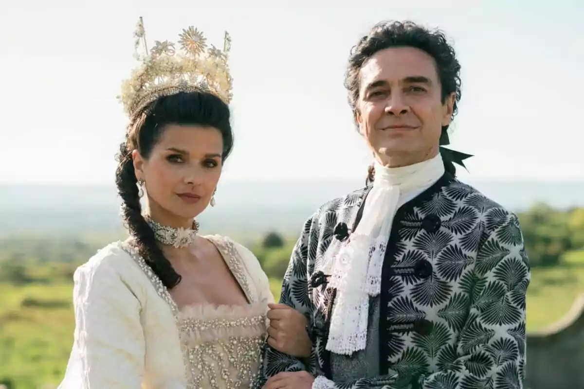 Sabela Arán i José Manuel Seda vestits amb elegants vestits d’època posant a l’aire lliure en un entorn natural de Valle Salvaje