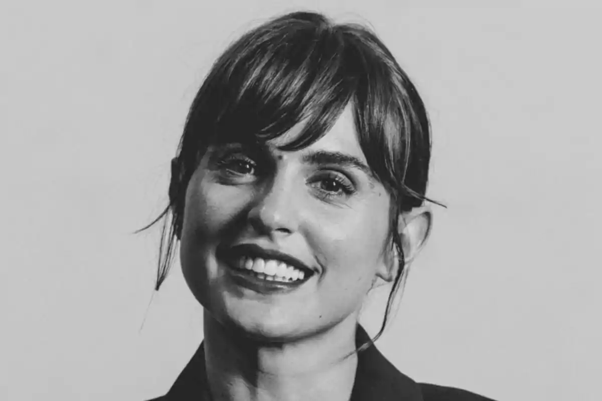 Verónica Echegui jove somrient en una fotografia en blanc i negre