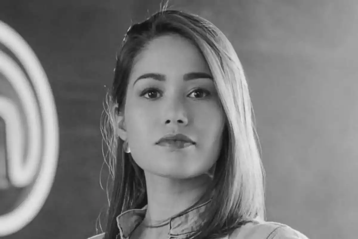 Yanin Campos de cabello lacio y largo mirando al frente en una imagen en blanco y negro con un fondo desenfocado