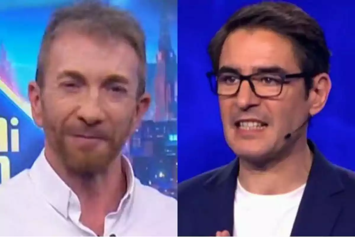 Dos homes en primer pla, Pablo Motos amb barba i camisa blanca a El Hormiguero, Juanra Bonet amb ulleres i jaqueta fosca a Joc de Pilotes, tots dos en un plató de televisió.