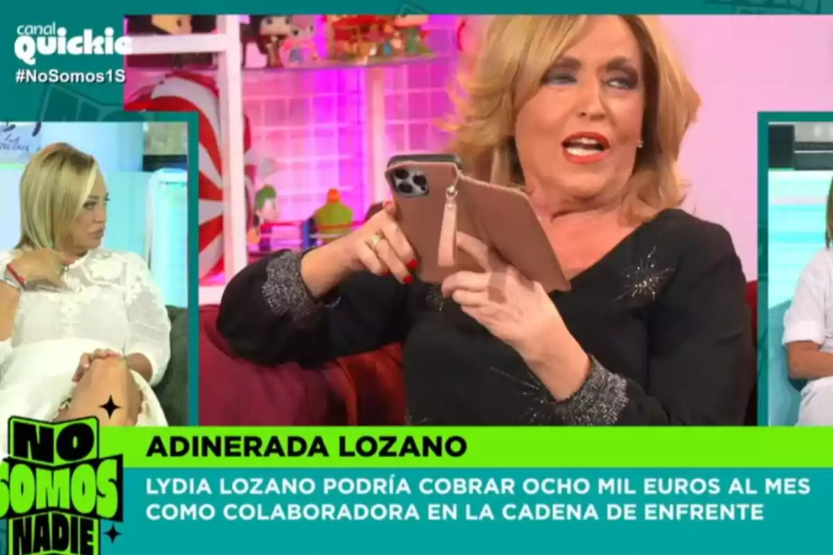 Dues dones conversen en un programa de televisió amb un rètol que destaca el possible salari d’una col·laboradora anomenada Lydia Lozano.