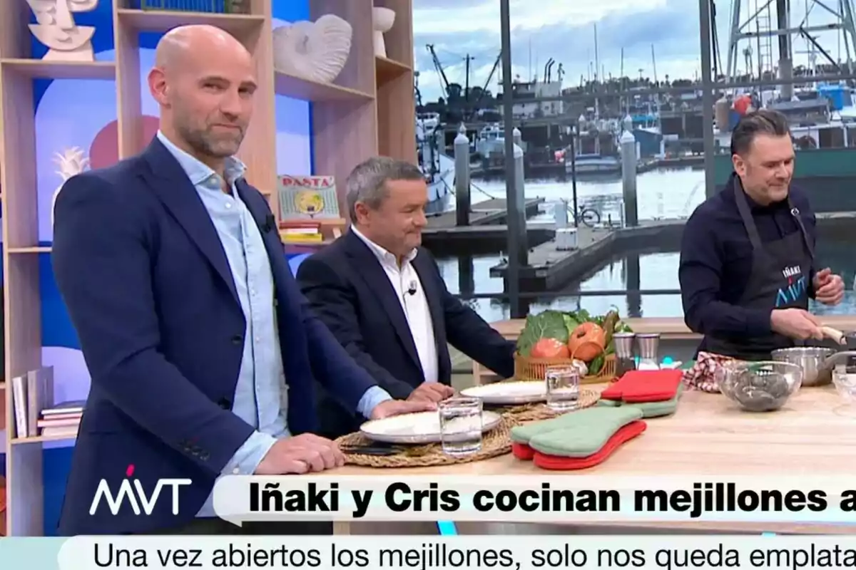 Gonzalo Miró, Iñaki López i un altre home en un plató de Más vale tarde de cuina amb vista al port, preparant musclos i envoltats d’ingredients i utensilis Gonzalo Miró, Iñaki López i un altre home en un plató de Más vale tarde de cuina amb vista al port, preparant musclos i envoltats d’ingredients i utensilis
