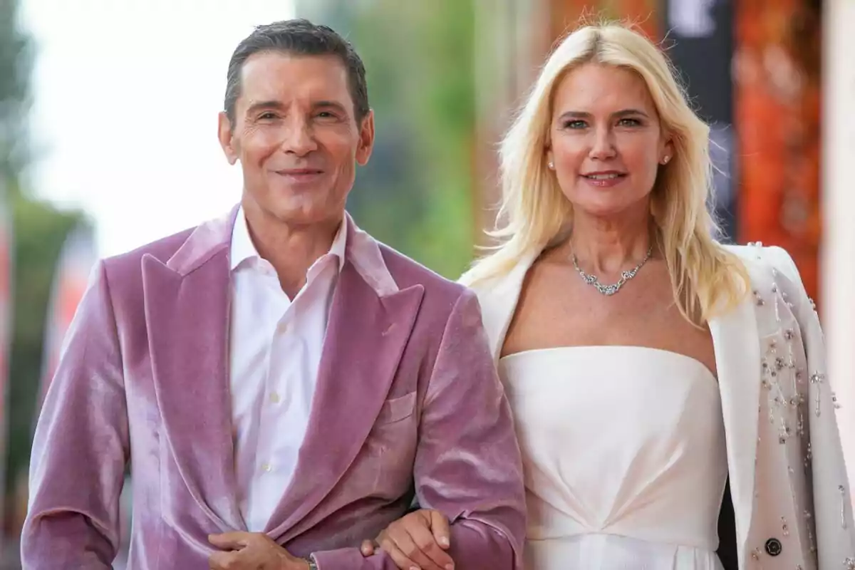 Jesús Vázquez y Valeria Mazza elegantemente vestida posando y sonriendo en un evento al aire libre de Bailando con las estrellas. Jesús Vázquez y Valeria Mazza elegantemente vestida posando y sonriendo en un evento al aire libre de Bailando con las estrellas.