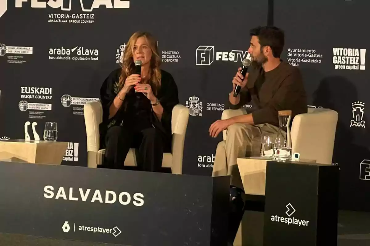 Gonzo y Carmen Ferreiro sentadas en sillones conversan con micrófonos en un evento con fondo de logotipos y la palabra Salvados en primer plano