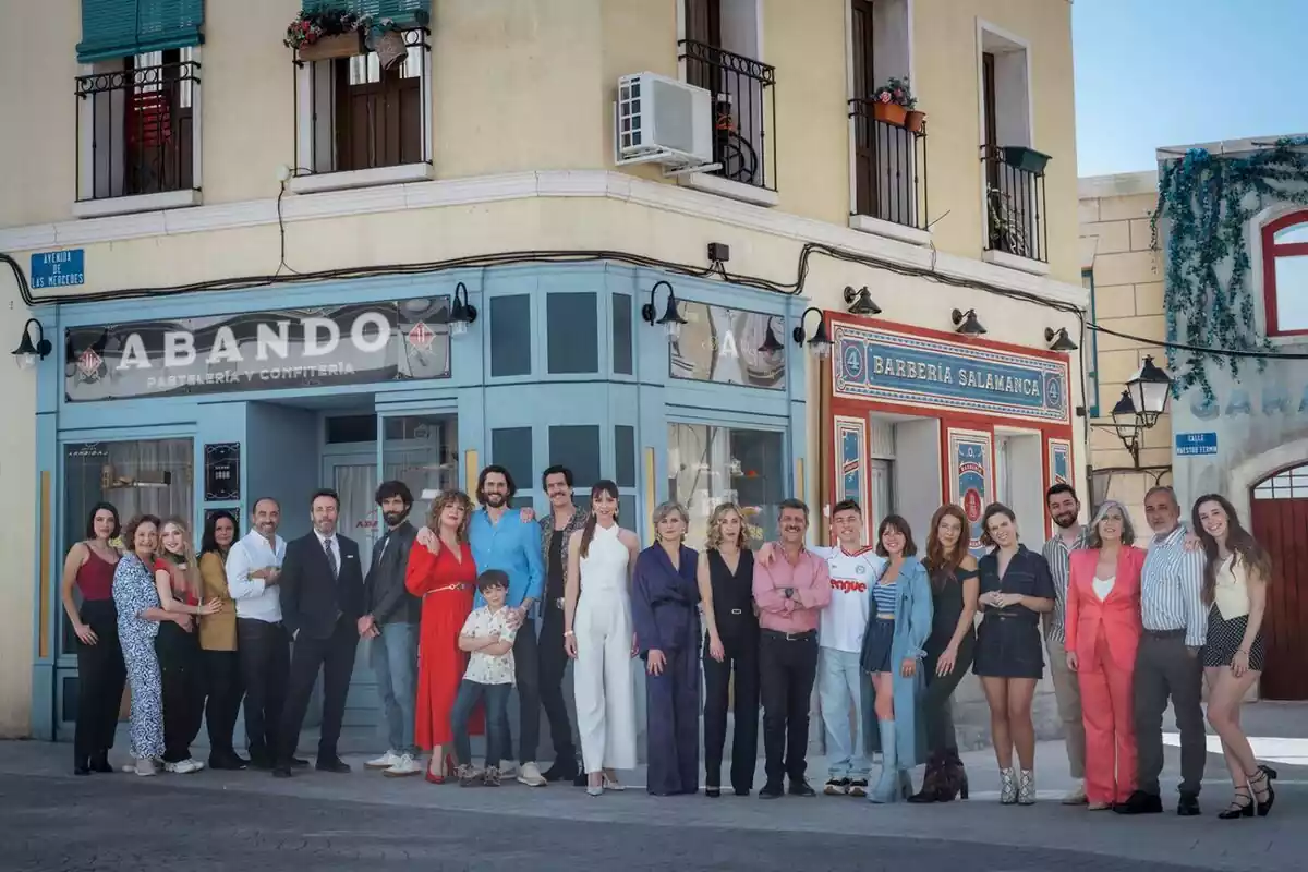Fotografía grupal del reparto de la tercera y última temporada de 4 Estrellas en La 1 Fotografía grupal del reparto de la tercera y última temporada de 4 Estrellas en La 1